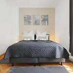 Cruwzo I Exclusive In Location With Parking Apartament