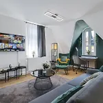 Cruwzo I Exclusive In Location With Parking Apartament