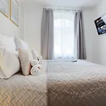 Cruwzo I Exclusive In Location With Parking Apartament