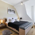Cruwzo I Exclusive In Location With Parking Apartament