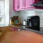 Cruwzo I Exclusive In Location With Parking Apartament