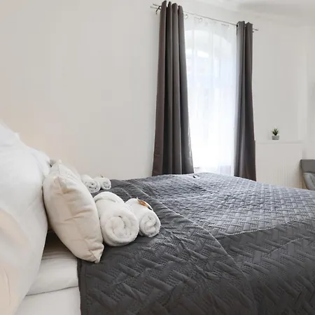 Cruwzo I Exclusive In Location With Parking Apartament *
